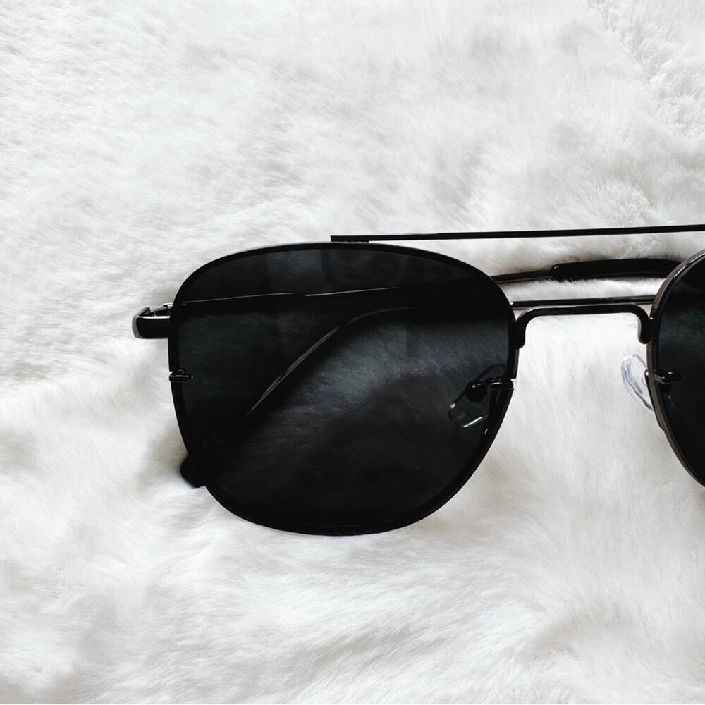 Lara Black Polarized Sunglasses - Picture 3 of 10